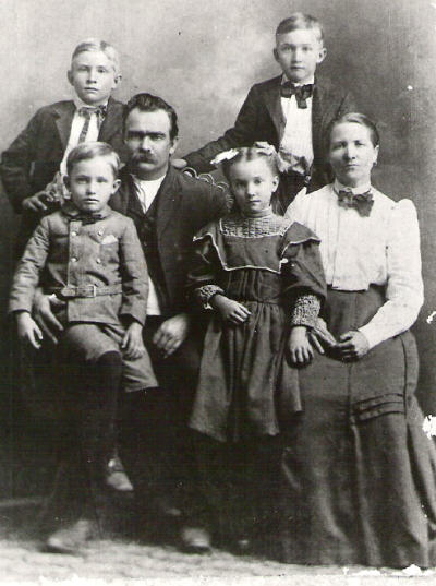 Jim & Dollie Fowler family (circa 1906)